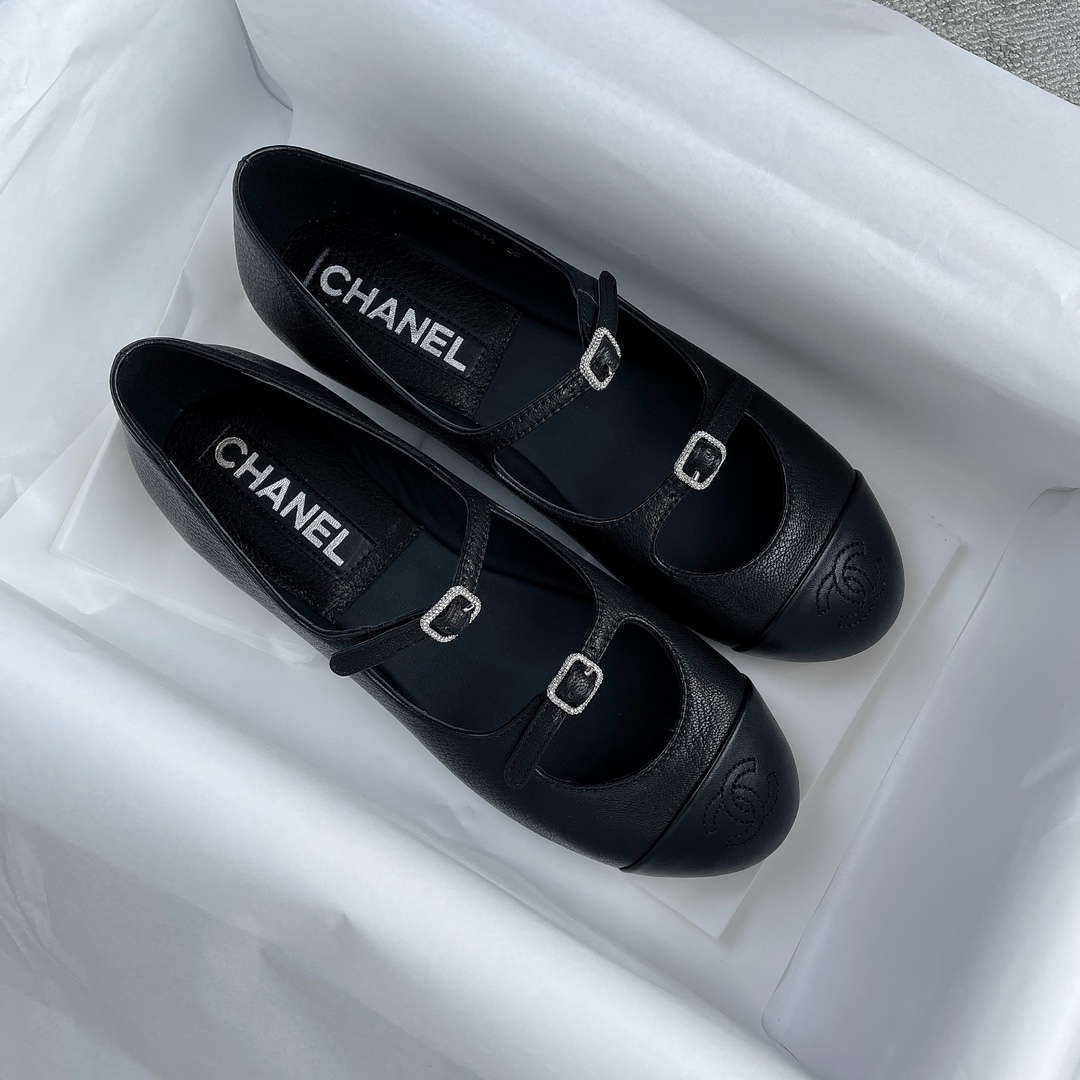 CHANEL Xiao Xiang's new double strap ballet shoes above the buckle on the small diamonds of the delicate shine