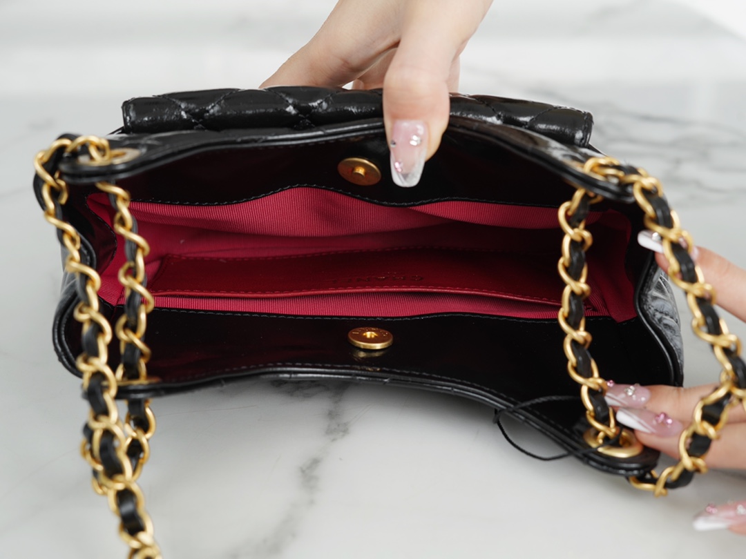 𝗖𝗛𝗔𝗡𝗘𝗟✦23𝑪 Early Spring Resort Collection Bright crinkled calfskin with gold metal Wave bag Black Small