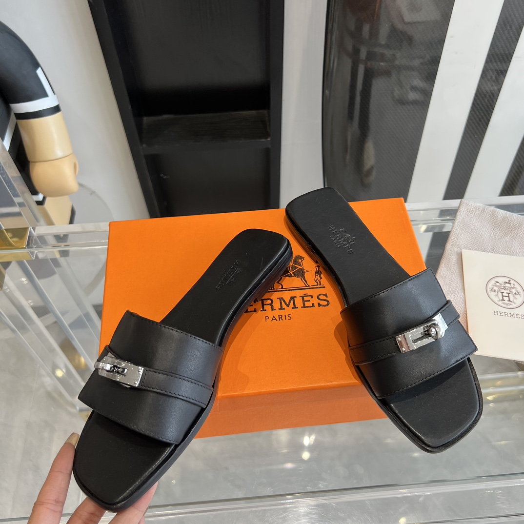 Hermes slippers 🏖️
