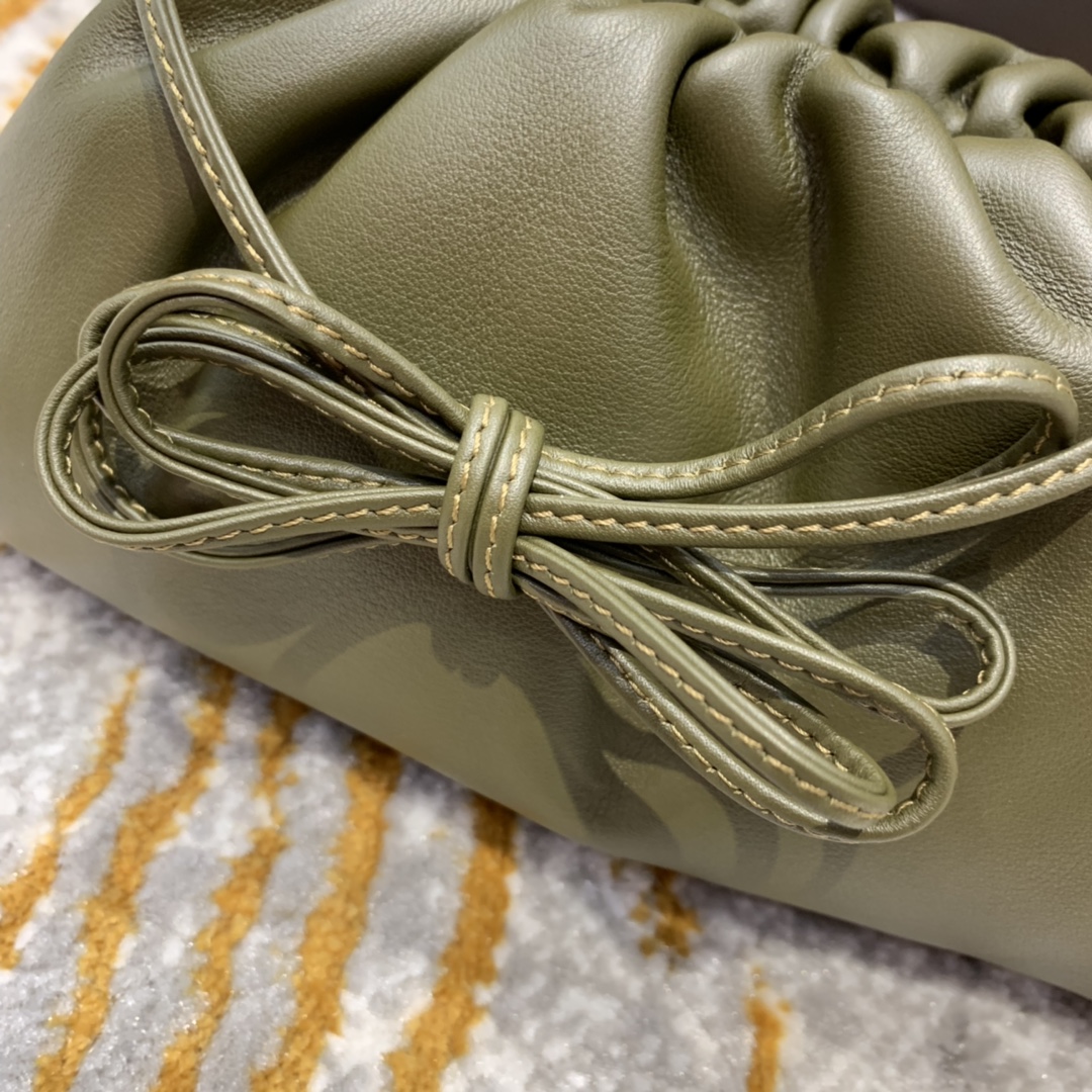 Bottega Veneta  THE MINI POUCH  #585852