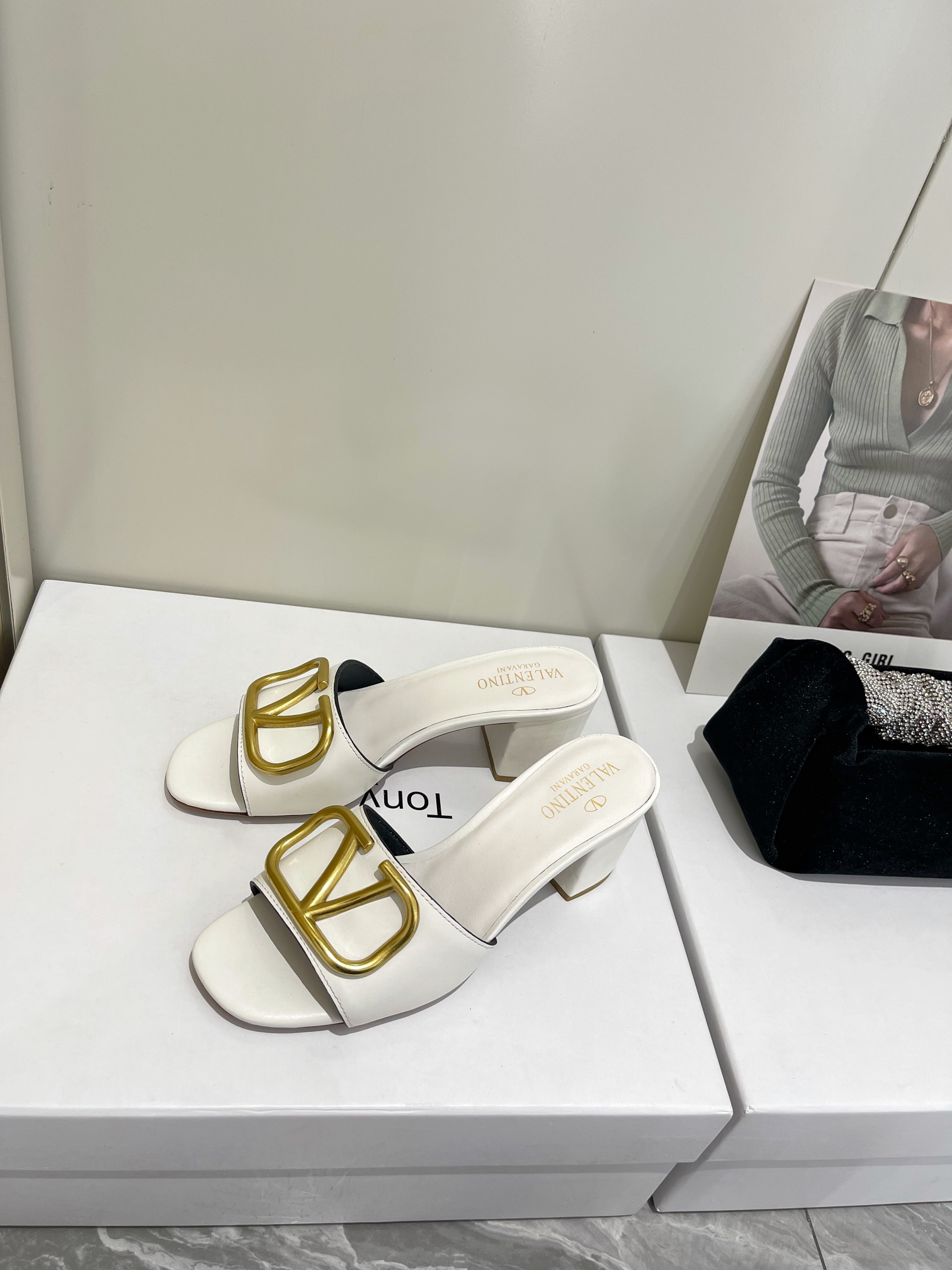 【Valentino】𝟐𝟎𝟐𝟏/𝐒𝐒 𝐧𝐞𝐰  Valentino 2022 / fw spring and summer new women's slippers
