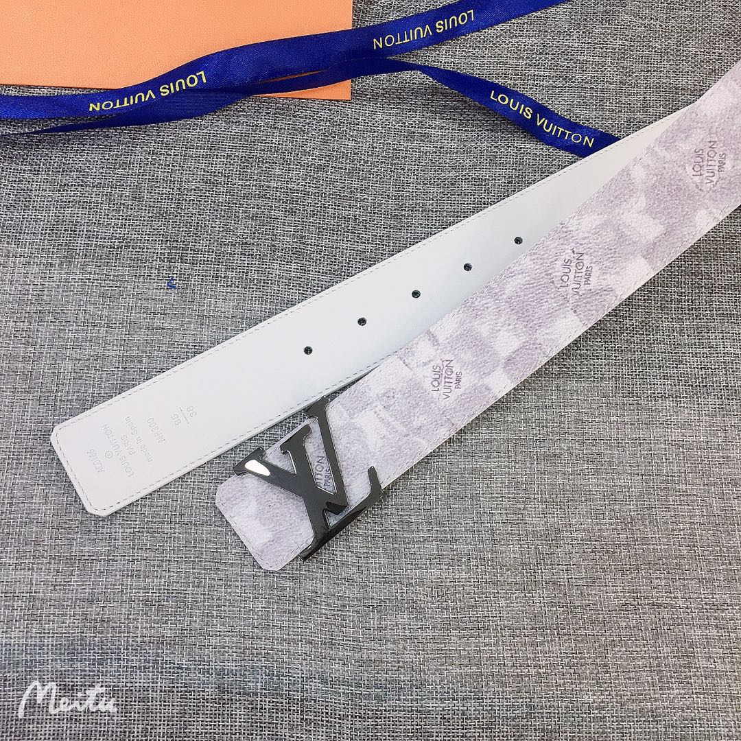 LOUIS VUITTO reversible belt in Monogram canvas and leather