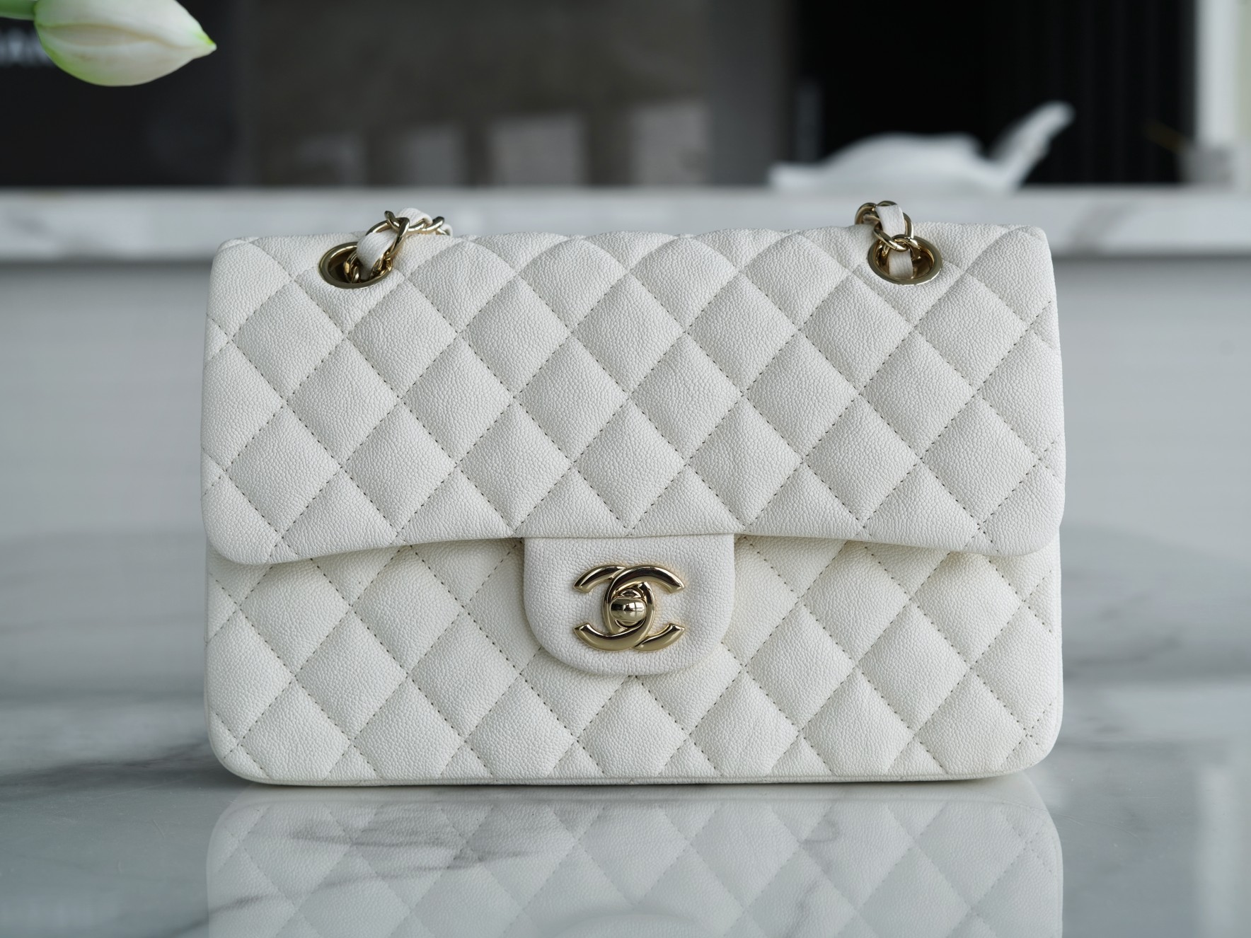 𝐂𝐇𝐀𝐍𝐄𝐋 Classic Flap washed cowhide is made from the most delicate newborn calves washed fetal calf small milkshake white🍦