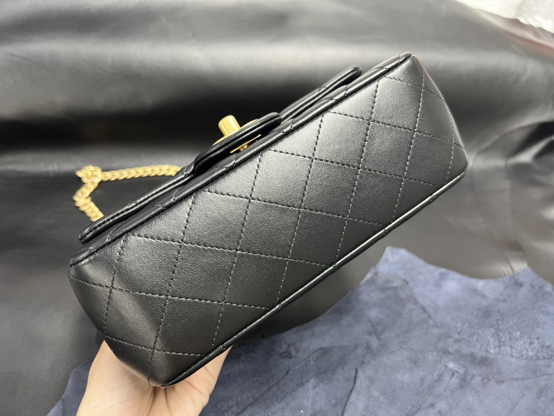 𝗖𝗛𝗔𝗡𝗘𝗟✦ 𝗖𝗹𝗮 𝘀𝘀𝗶𝗰 𝗙𝗹𝗮𝗽 23S Camellia Adjustment Buckle Large Mini Black Gold