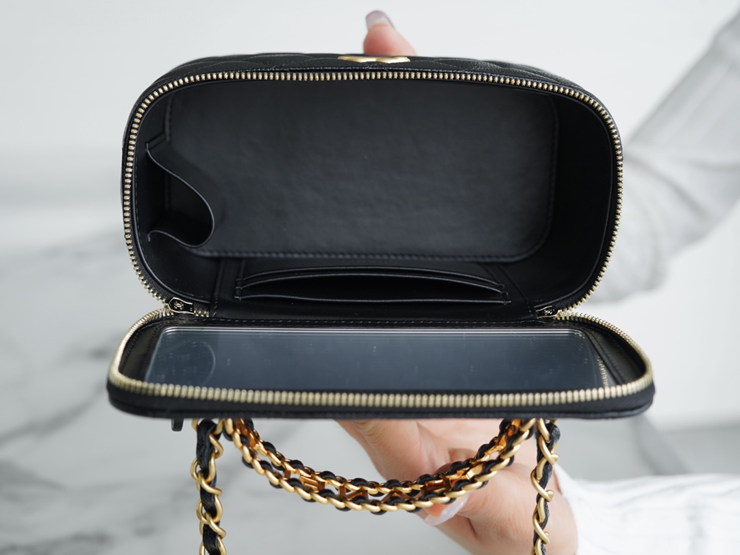 𝗖𝗛𝗔𝗘𝗡𝗟✦ 𝟐𝟐𝗦Spring/Summer Hollow Handle Long Box Black