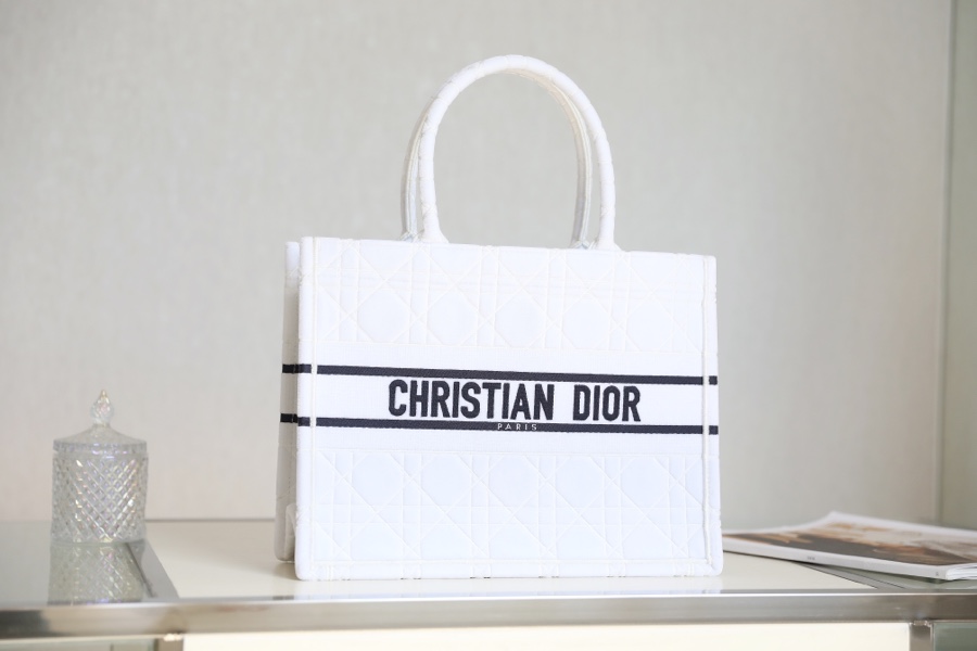 DIOR TOTE embroidered vine check white