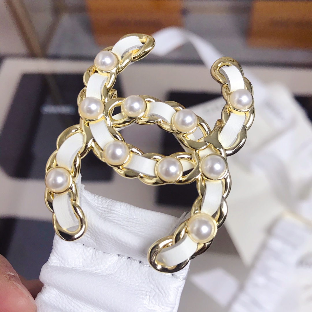 𝗖𝗛𝗔𝗡𝗘𝗟 Classic pearl lambskin elasticated waistband