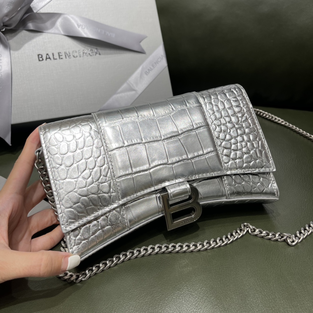 BALENCIAGA 𝐇𝐨𝐮𝐫𝐠𝐥𝐚𝐬𝐬 𝐰𝐚𝐥𝐥𝐞𝐭 𝐨𝐧 𝐜𝐡𝐚𝐢𝐧 ⏳ ▪️ crocodile print silver with silver buckle