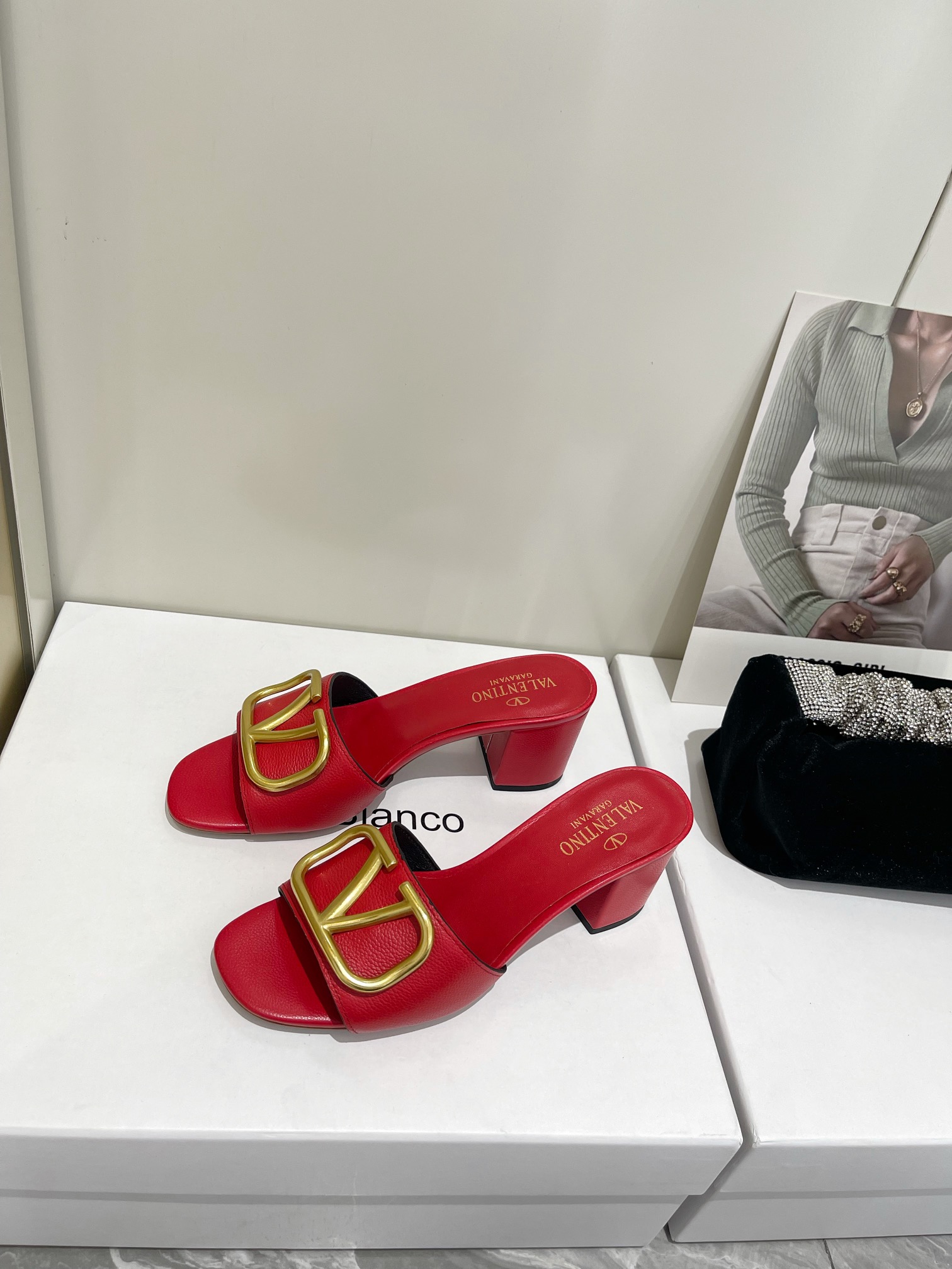 【Valentino】𝟐𝟎𝟐𝟏/𝐒𝐒 𝐧𝐞𝐰  Valentino 2022 / fw spring and summer new women's slippers