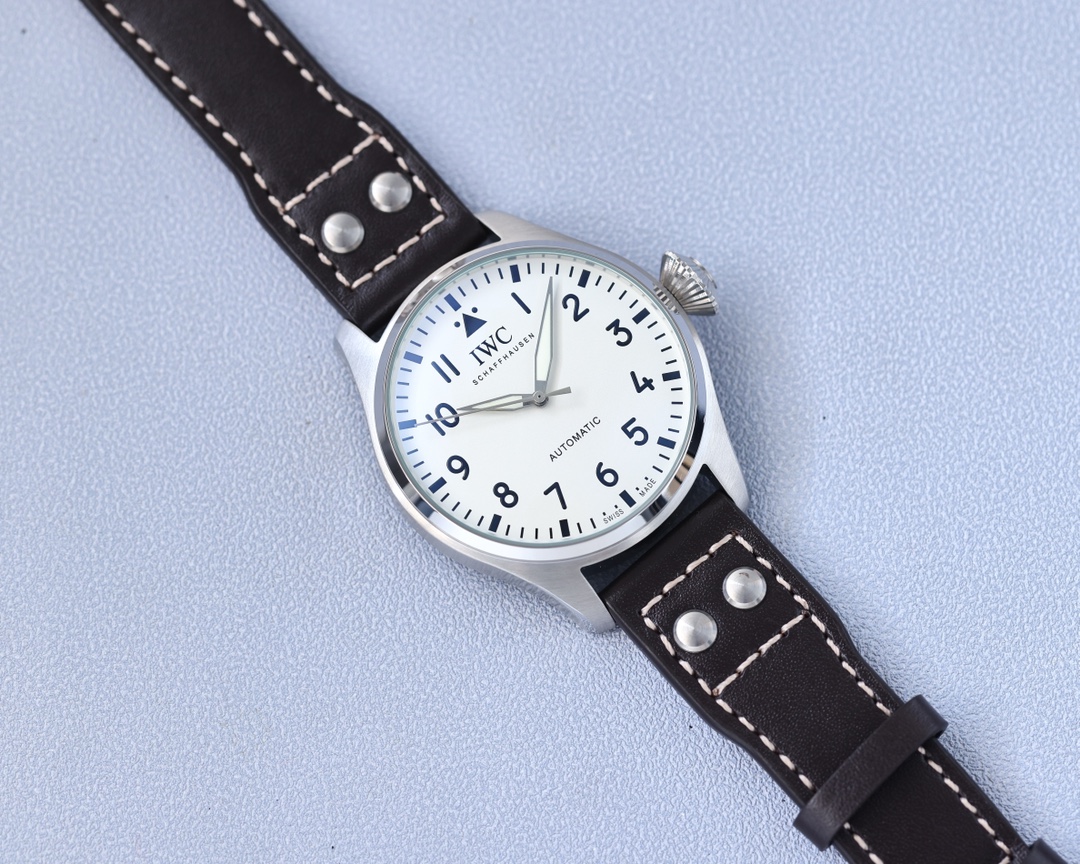 IWC- Presented in a purer design Built-in automatic mechanical movement