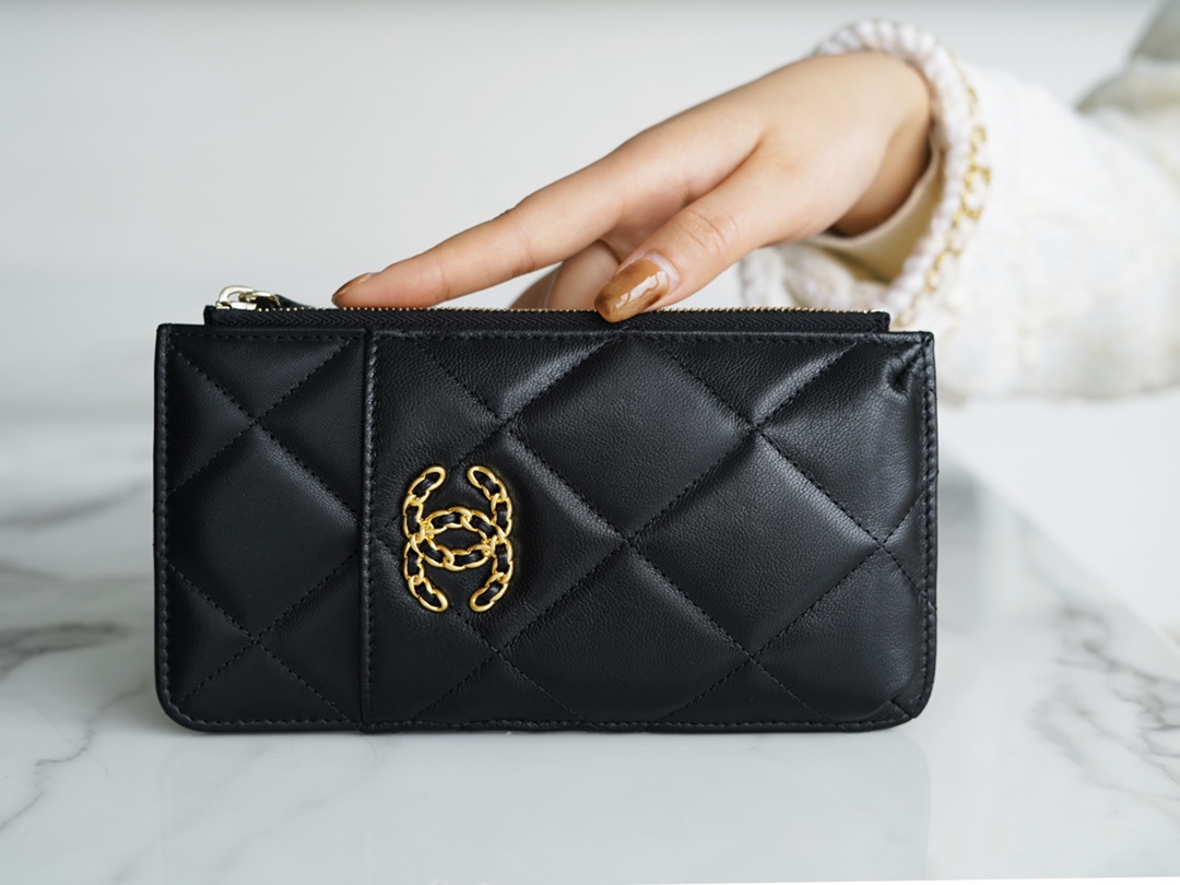 𝗖𝗛𝗔𝗘𝗡𝗟✦Classic 19 Collection Translucent and bright textured goatskin 🐐 Phone bag Black Gold