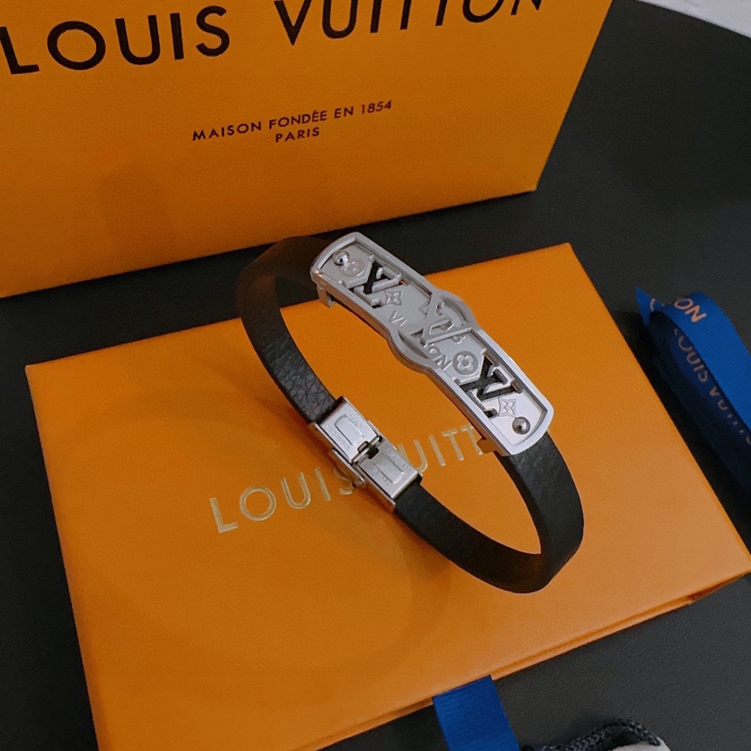 Louis Vuitton Cowhide bracelet, couple's style, length 22cm, adjustable and changeable