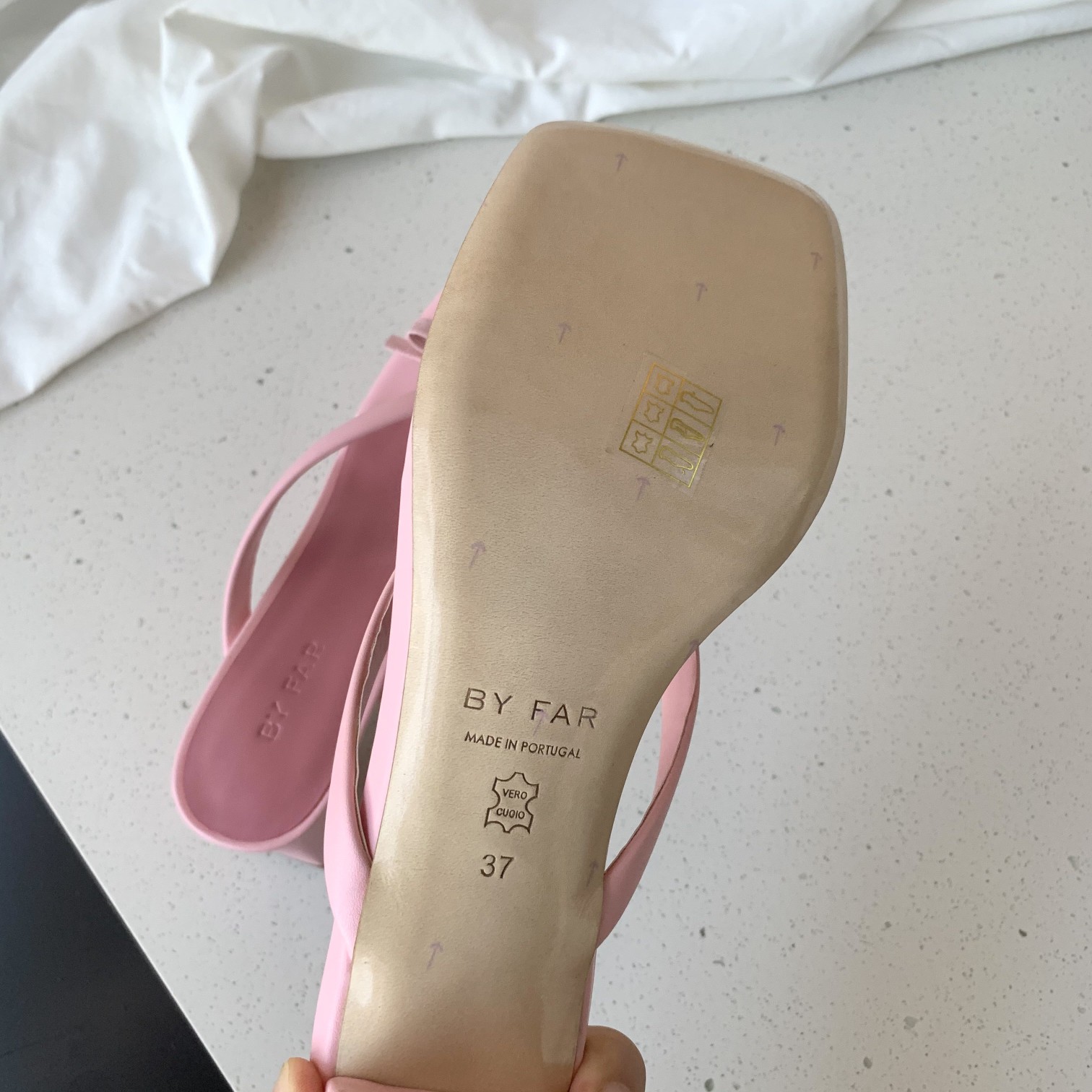 BY FAR | 𝟐𝟎𝟐𝟏/𝐒𝐒 𝐧𝐞𝐰 BY FAR21 spring and summer square-toed flip flops A series of super summer colors