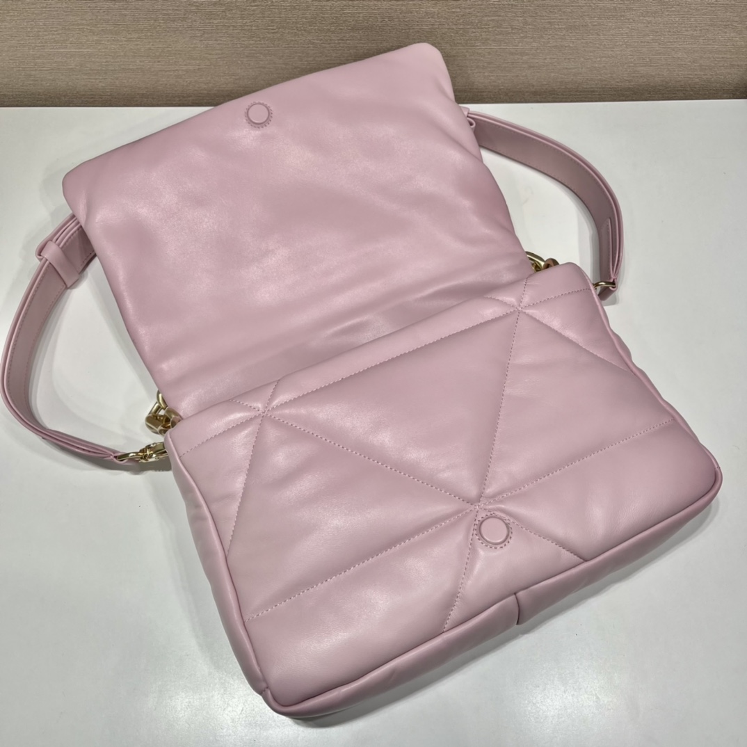 𝐏𝐑𝐀𝐃𝐀 New Cuddle Bag 1BD306