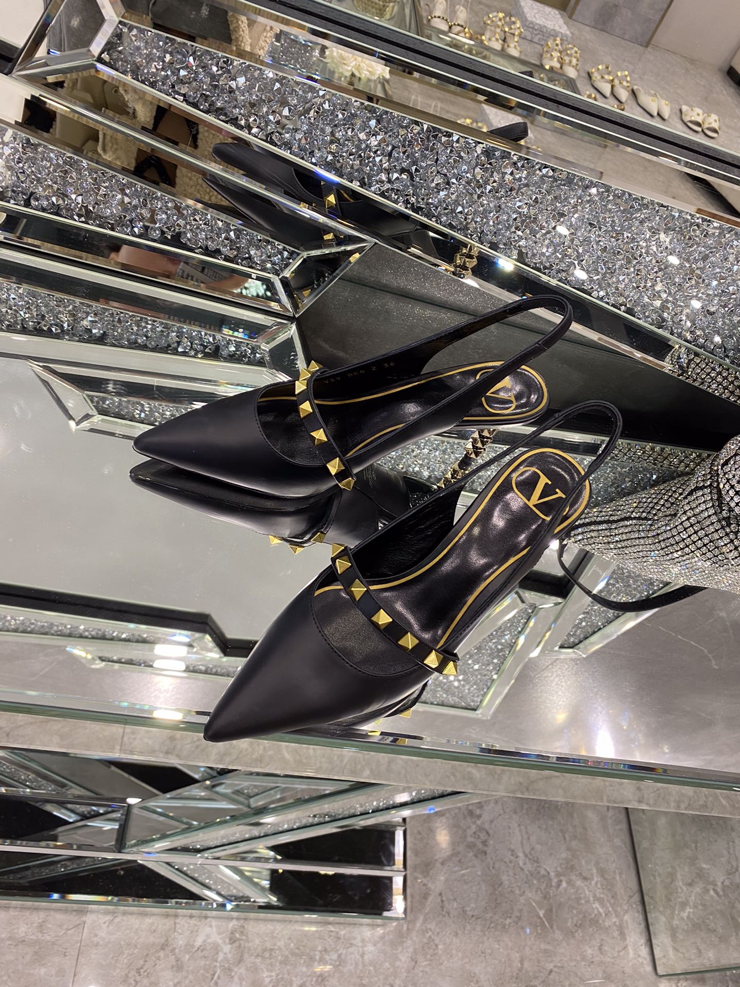 【Valentino】𝟐𝟎𝟐𝟏/𝐒𝐒 𝐧𝐞𝐰 The latest series of counter perfect details original matte open edge bead leather