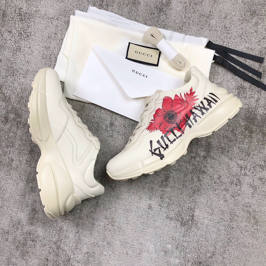 Gucci Pops This collection has a lot of flora and fauna elements Original material