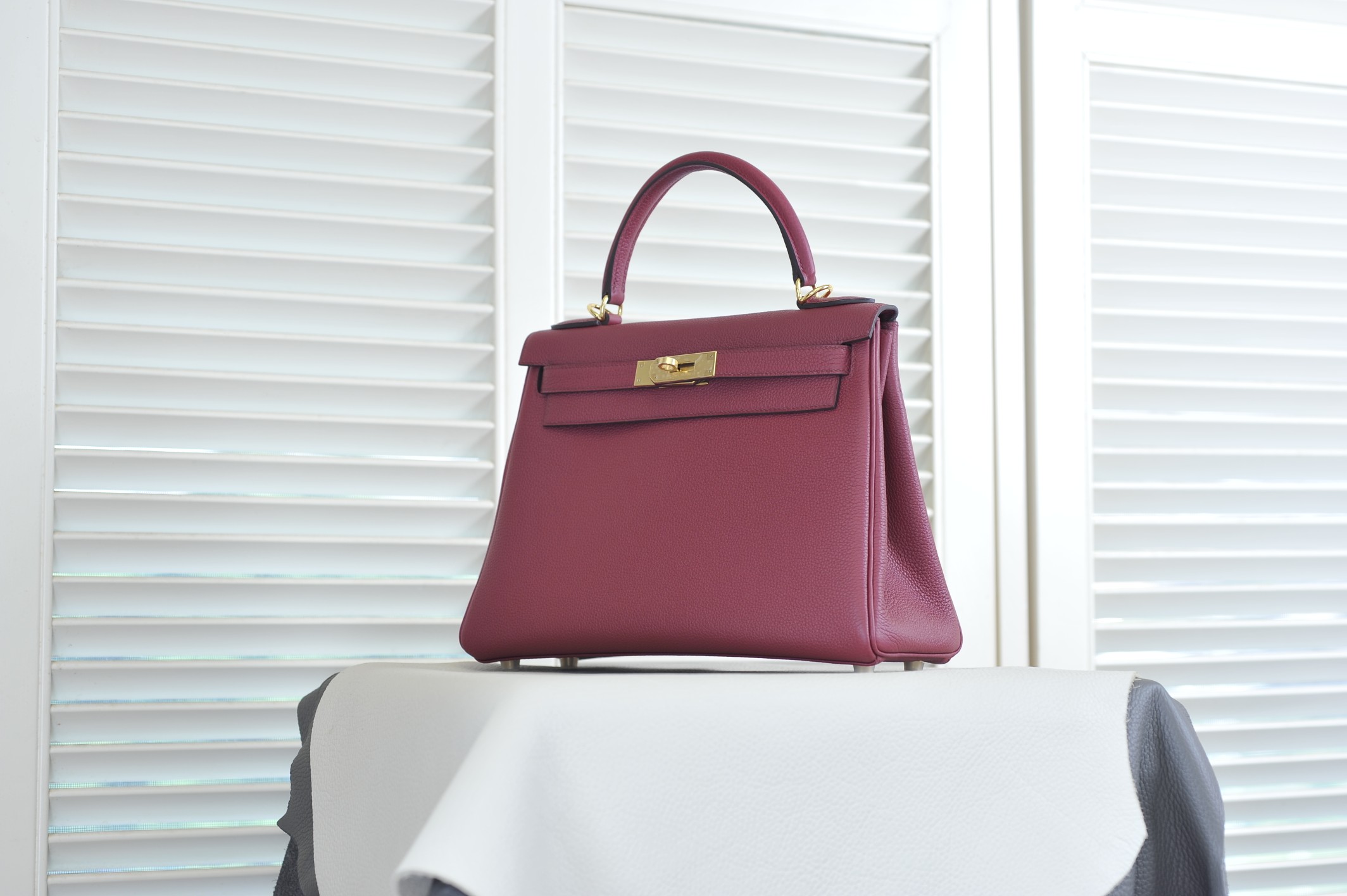 Kelly28 garnet red togo leather gold buckle