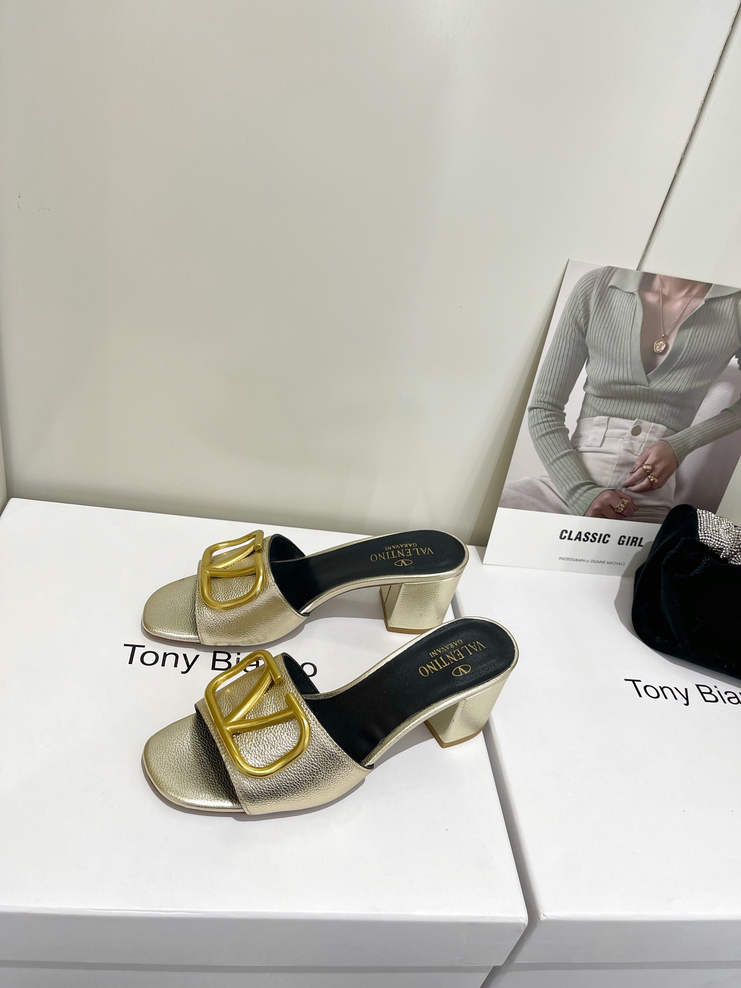 【Valentino】𝟐𝟎𝟐𝟏/𝐒𝐒 𝐧𝐞𝐰  Valentino 2022 / fw spring and summer new women's slippers