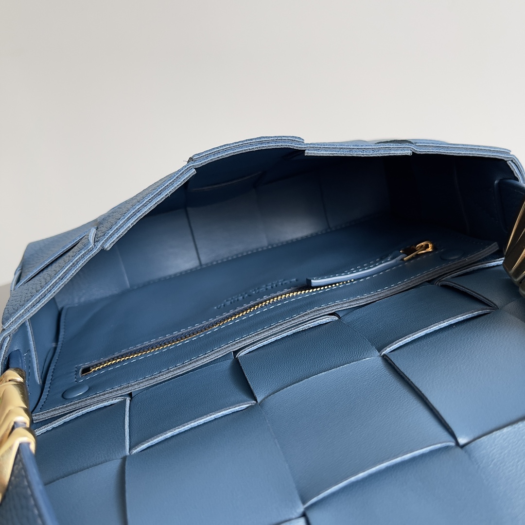 Bottega Veneta Cassette 5-panel lychee print dark blue #666870