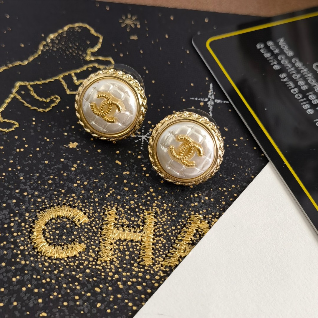 CHANEL🇫🇷Xiaoxiang Doudou agate pearl letter new stud earrings