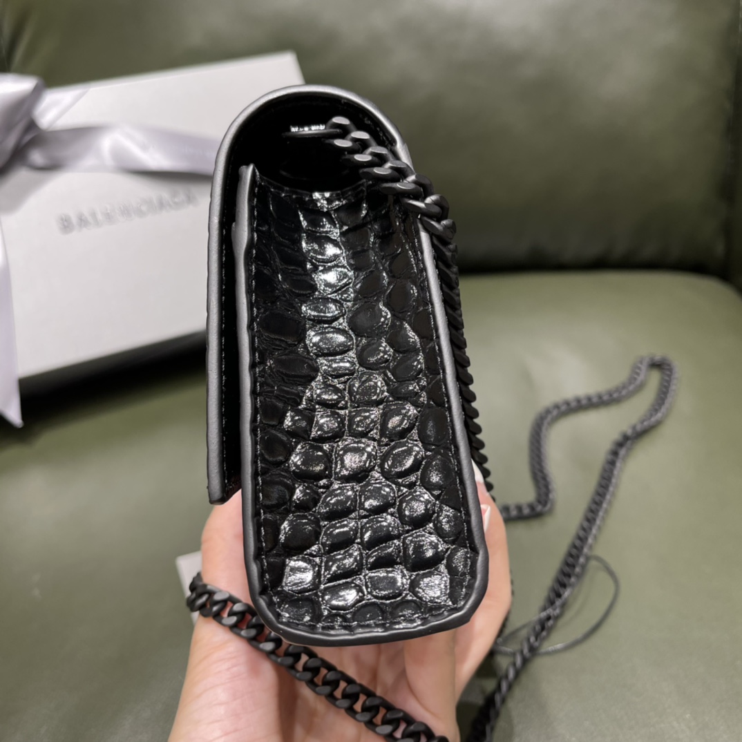 BALENCIAGA 𝐇𝐨𝐮𝐫𝐠𝐥𝐚𝐬𝐬 𝐰𝐚𝐥𝐥𝐞𝐭 𝐨𝐧 𝐜𝐡𝐚𝐢𝐧 ⏳ ▪️ crocodile print black buckle