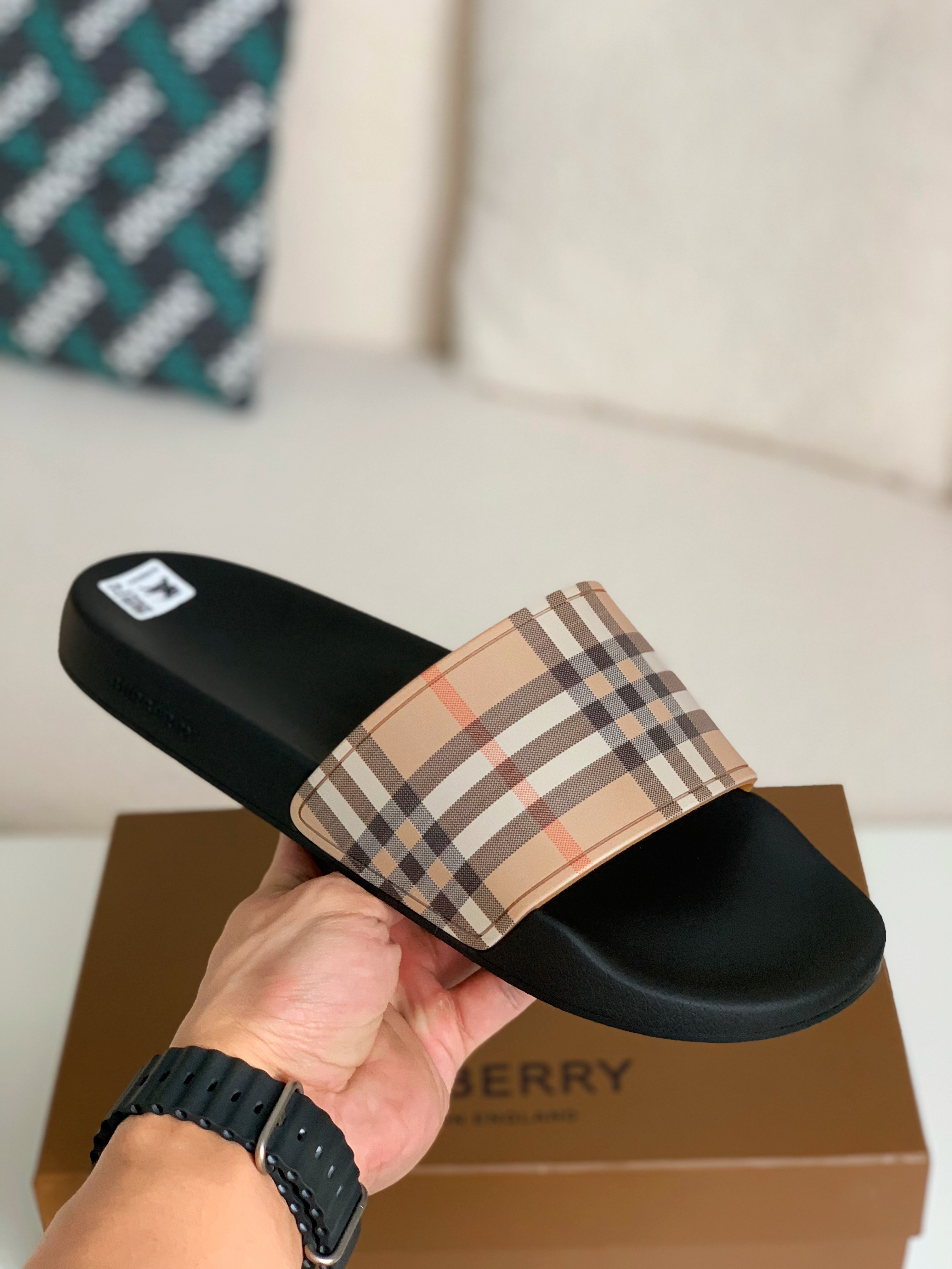 Burberry slippers
