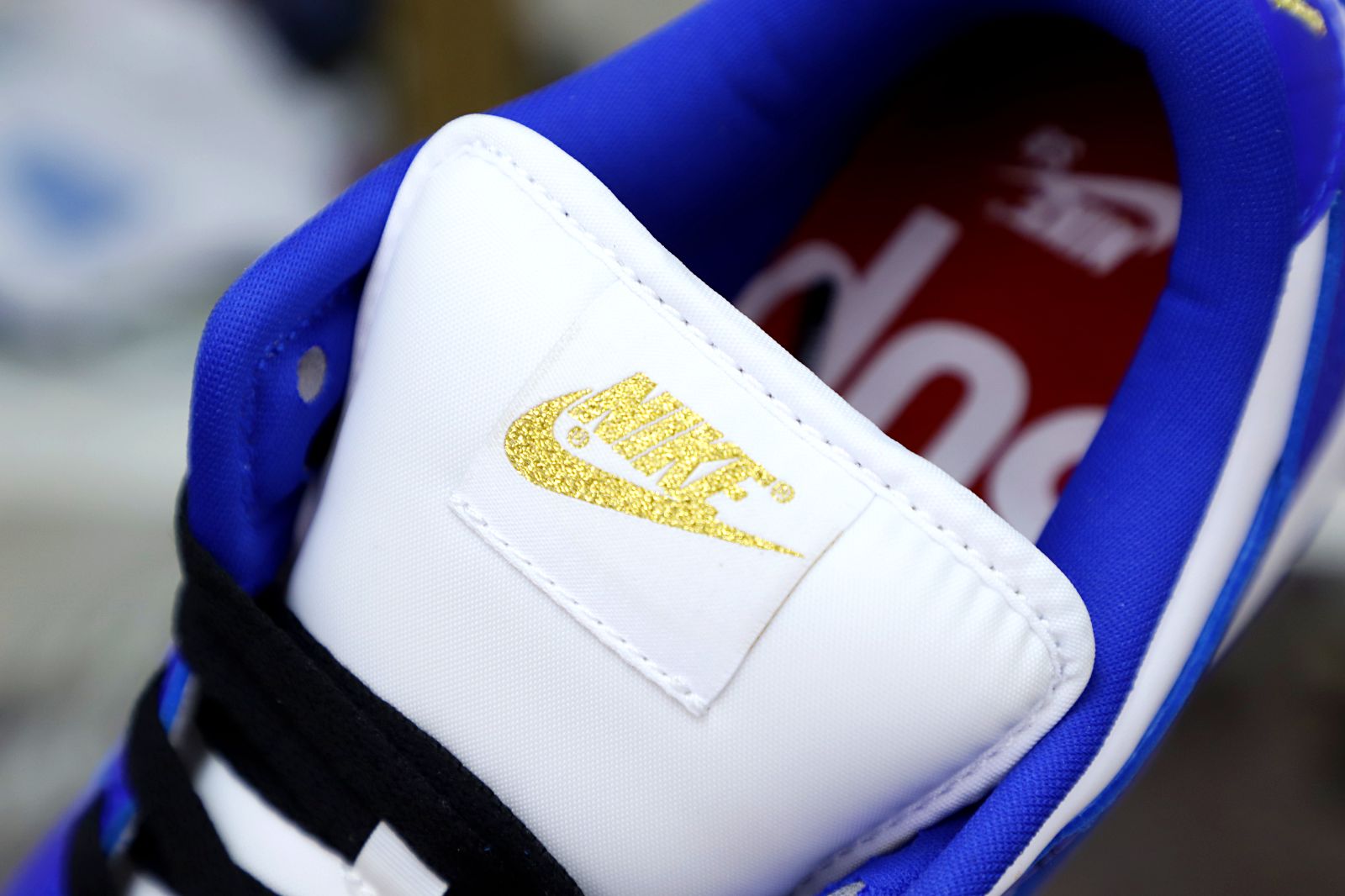 Supreme x Nike SB Dunk Low Hyper Royal