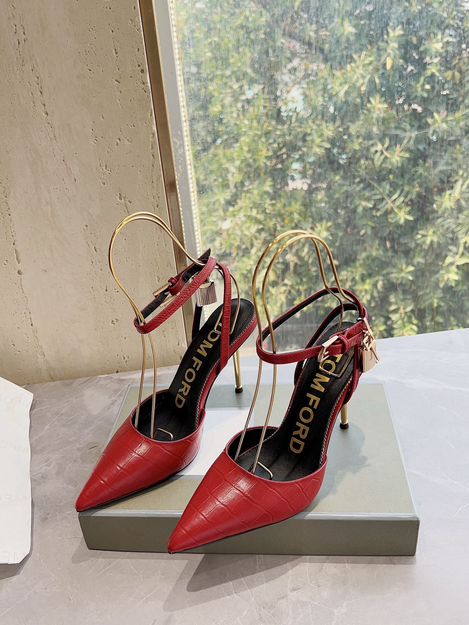 𝐓𝐎𝐌𝐅𝐎𝐑𝐃｜𝟐𝟎𝟐𝟑𝐒𝐒/𝐧𝐞𝐰  Dolce & Ga women's jeweled buckle jacquard raglan heels