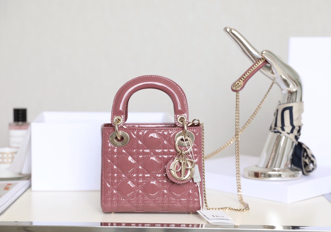 𝙇𝙖𝙙𝙮 𝘿𝙞𝙤* hibiscus powder Patent leather cow leather mini handbag