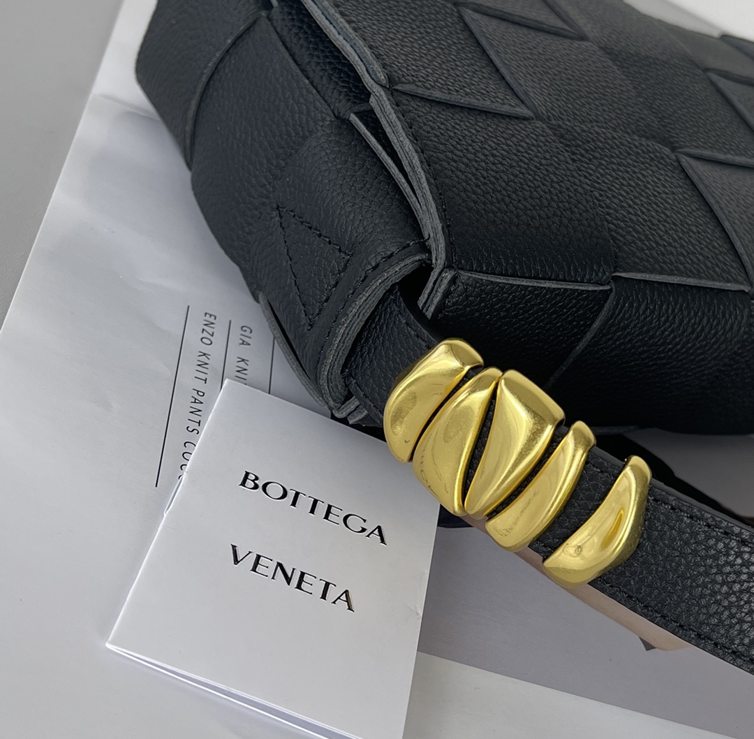 Bottega Veneta Cassette 5-panel lychee print black #666870