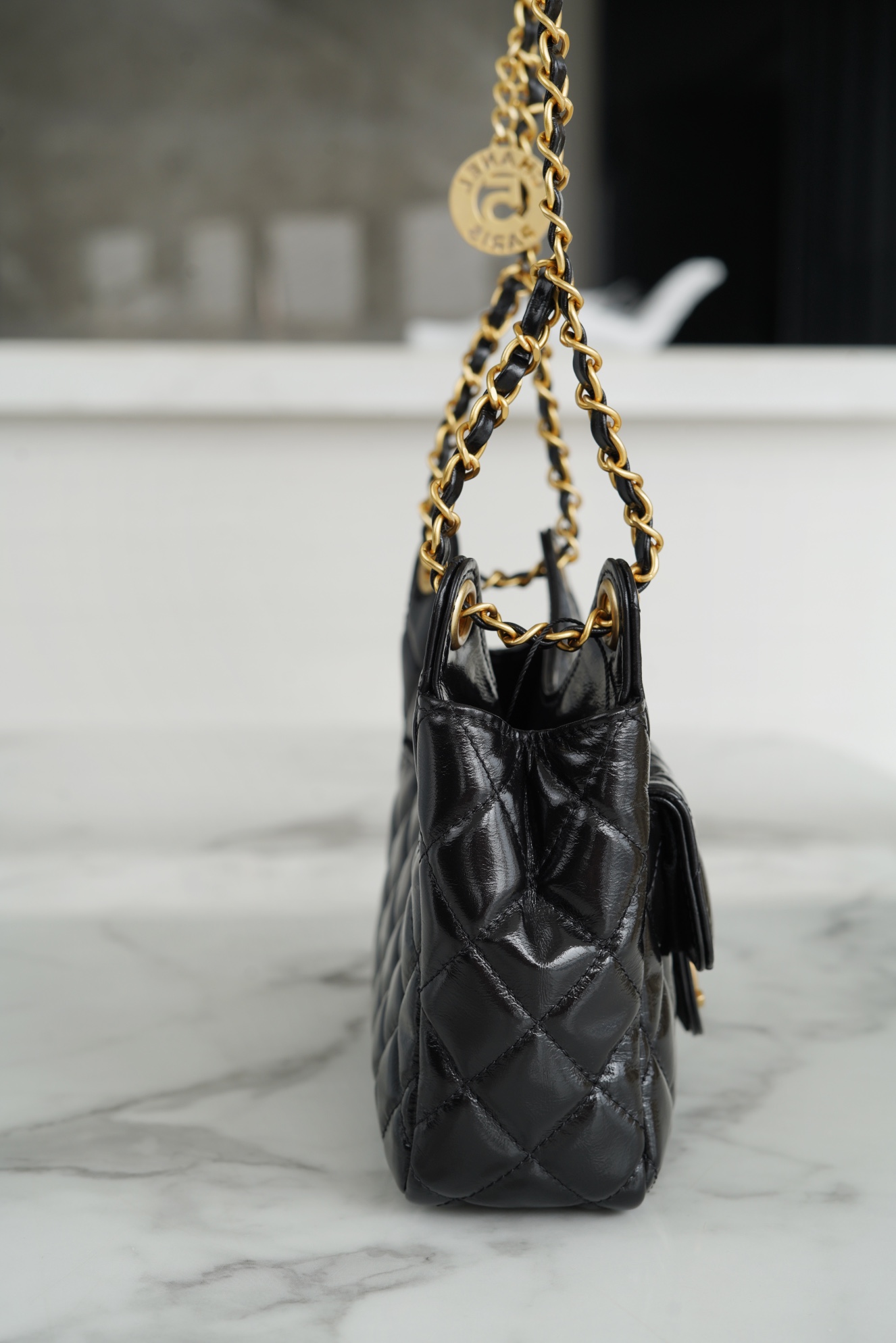 𝗖𝗛𝗔𝗡𝗘𝗟✦23𝑪 Early Spring Resort Collection Bright crinkled calfskin with gold metal Wave bag Black Small