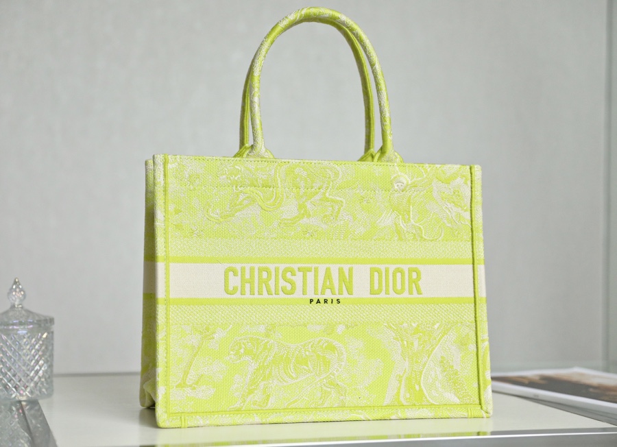 DIOR TOTE Fluorescent green embroidery