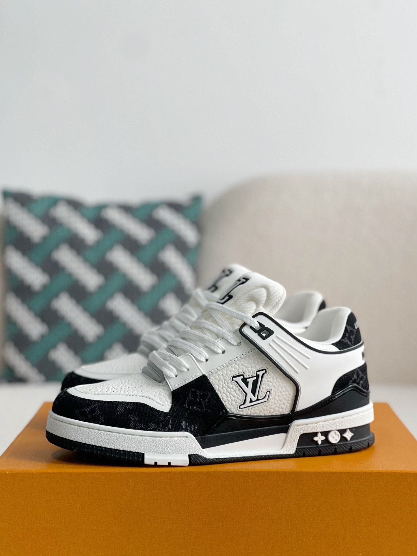 LOUIS VUITTON SNEAKERS