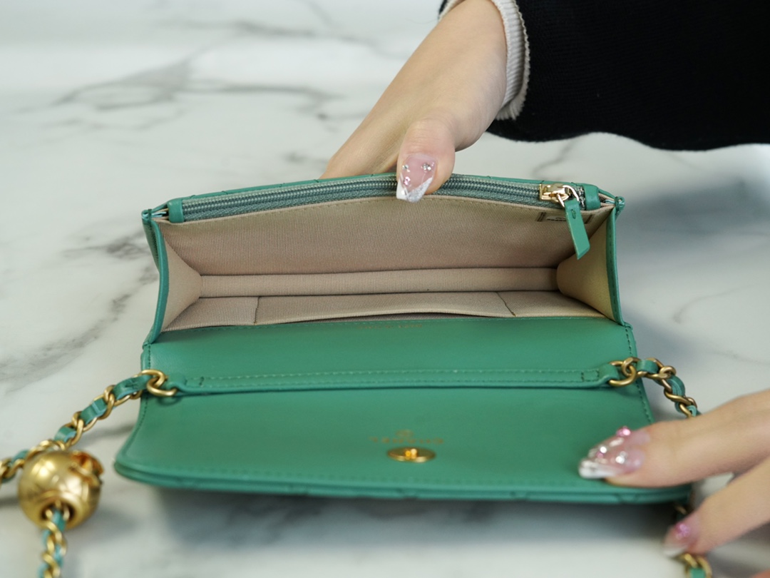 𝗖𝗛𝗔𝗡𝗘𝗟✦𝟮𝟯𝗖 Metal Ball Phone Bag Light Green 🍃