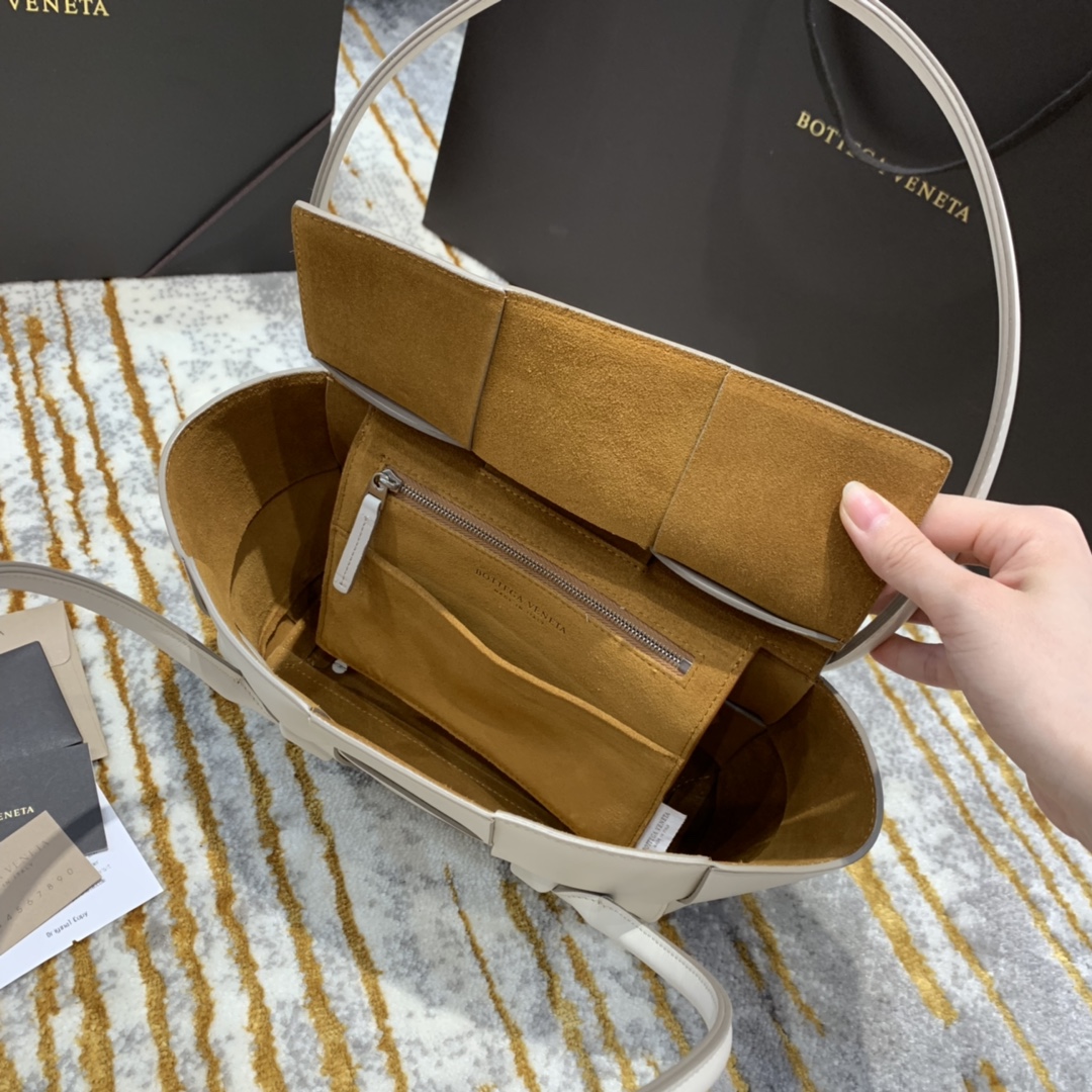 Bottega Veneta  𝙏𝙝𝙚 𝘼𝙧𝙘𝙤 𝟯𝟯 #575943