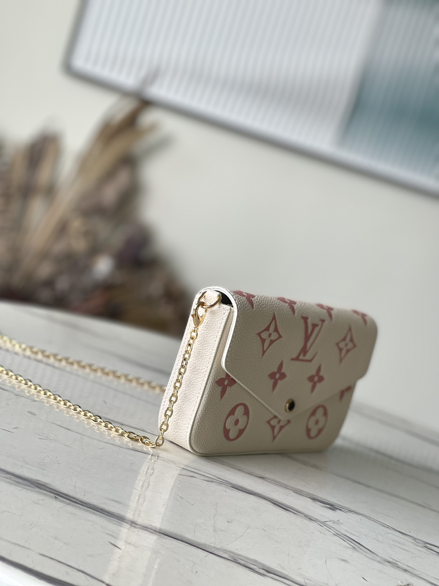 𝐋𝐎𝐔𝐈𝐒 𝐕𝐔𝐈𝐓𝐓𝐎𝐍    M82047