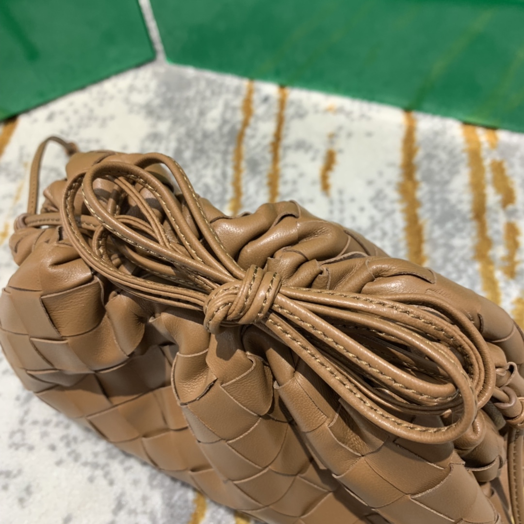 Bottega Veneta  THE MINI POUCH  #585852