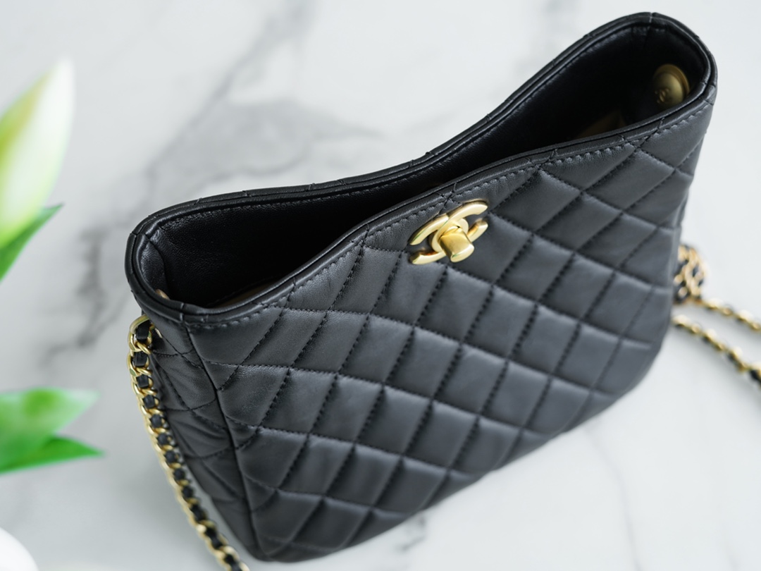 𝗖𝗛𝗔𝗘𝗡𝗟✦ 22s Woven Gold Ball 𝑯𝒐𝒃𝒐 Hippie Bag Black 〰️