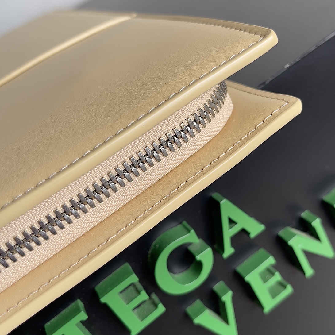 Bottega Veneta bv torte bag in oatmeal large #609175