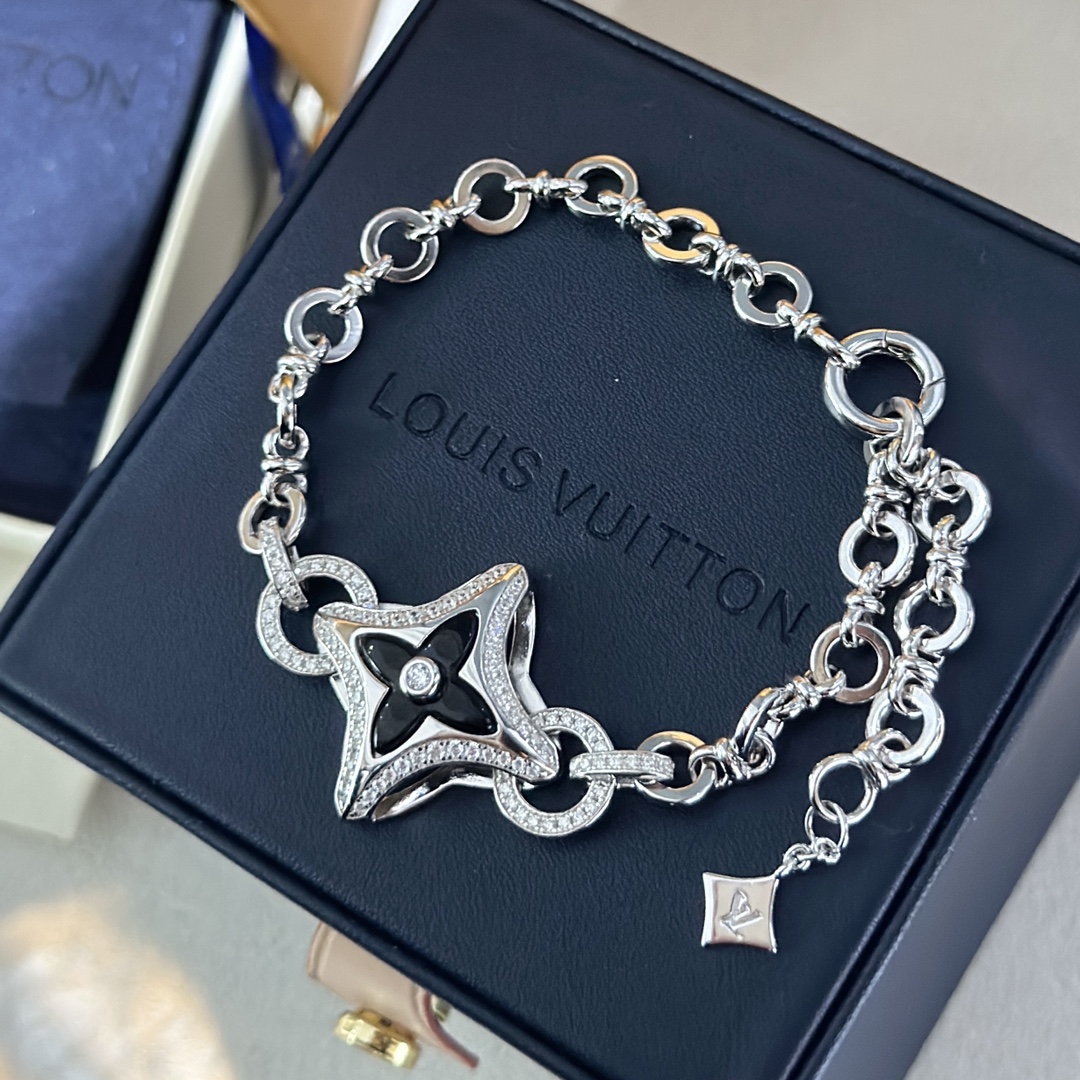 Louis Vuitton Four-leaf clover bracelet in platinum and sterling silver