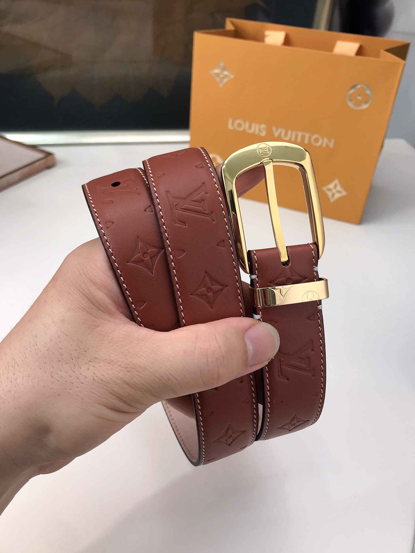 LOUIS VUITTO belt is double-sided with Italian original custom imported cowhide embossing