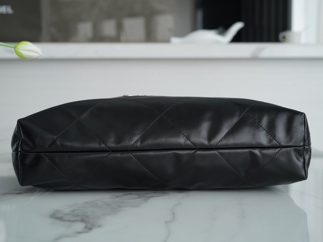 𝗖𝗛𝗔𝗘𝗡𝗟✦𝟐𝟐𝗣 spring and summer new 𝟐𝟐 handbag black silver buckle medium