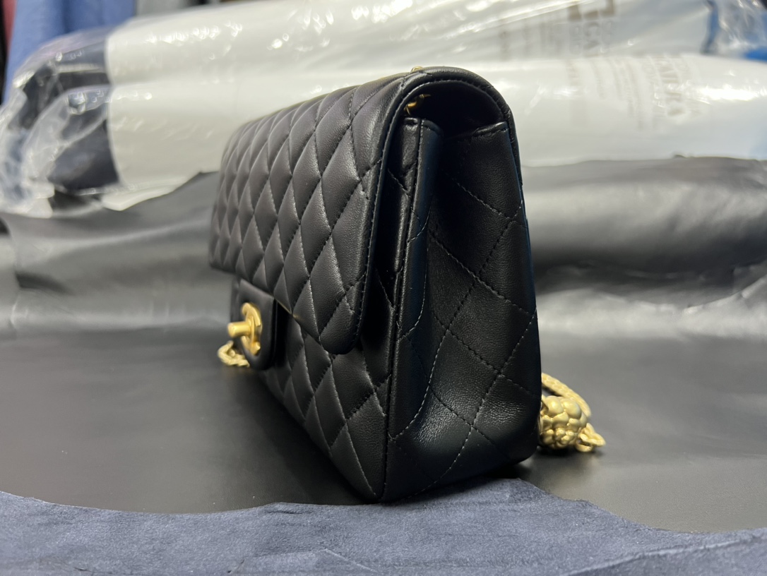 𝗖𝗛𝗔𝗡𝗘𝗟✦ 𝗖𝗹𝗮𝘀𝘀𝗶𝗰 𝗙𝗹𝗮𝗽 23S Camellia Adjustable Buckle CF Small Black Gold