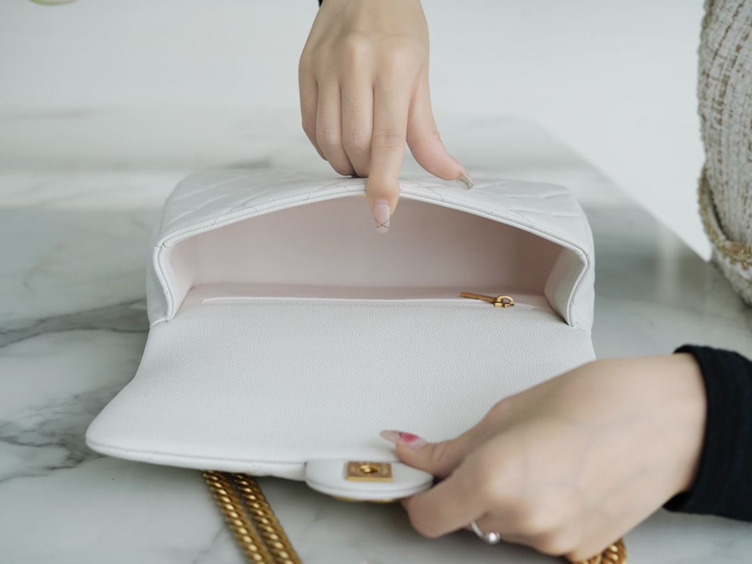 𝗖𝗛𝗔𝗡𝗘𝗟✦𝗖𝗹𝗮𝘀𝘀𝗶𝗰 𝗙𝗹𝗮𝗽23P spring and summer new love heart adjustment buckle large genuine leather