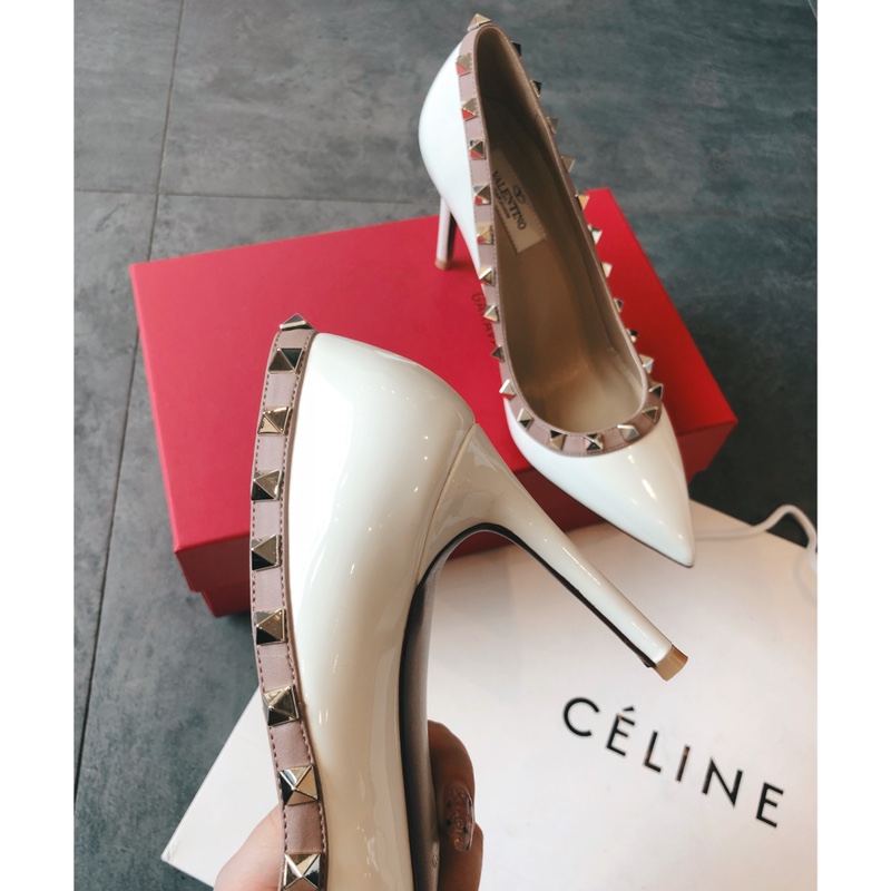 Valentino recommends this studded shoes once launched, the fashion It Girl starry-eyed pursuit
