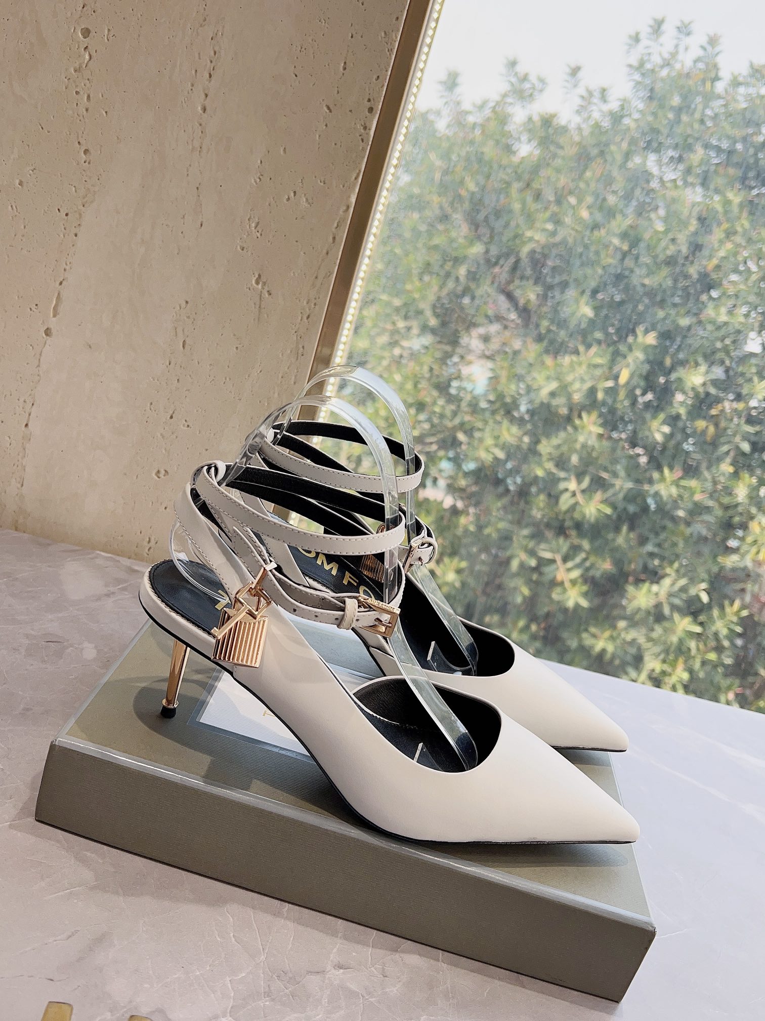 𝐓𝐎𝐌𝐅𝐎𝐑𝐃｜𝟐𝟎𝟐𝟑𝐒𝐒/𝐧𝐞𝐰  Dolce & Ga women's jeweled buckle jacquard raglan heels