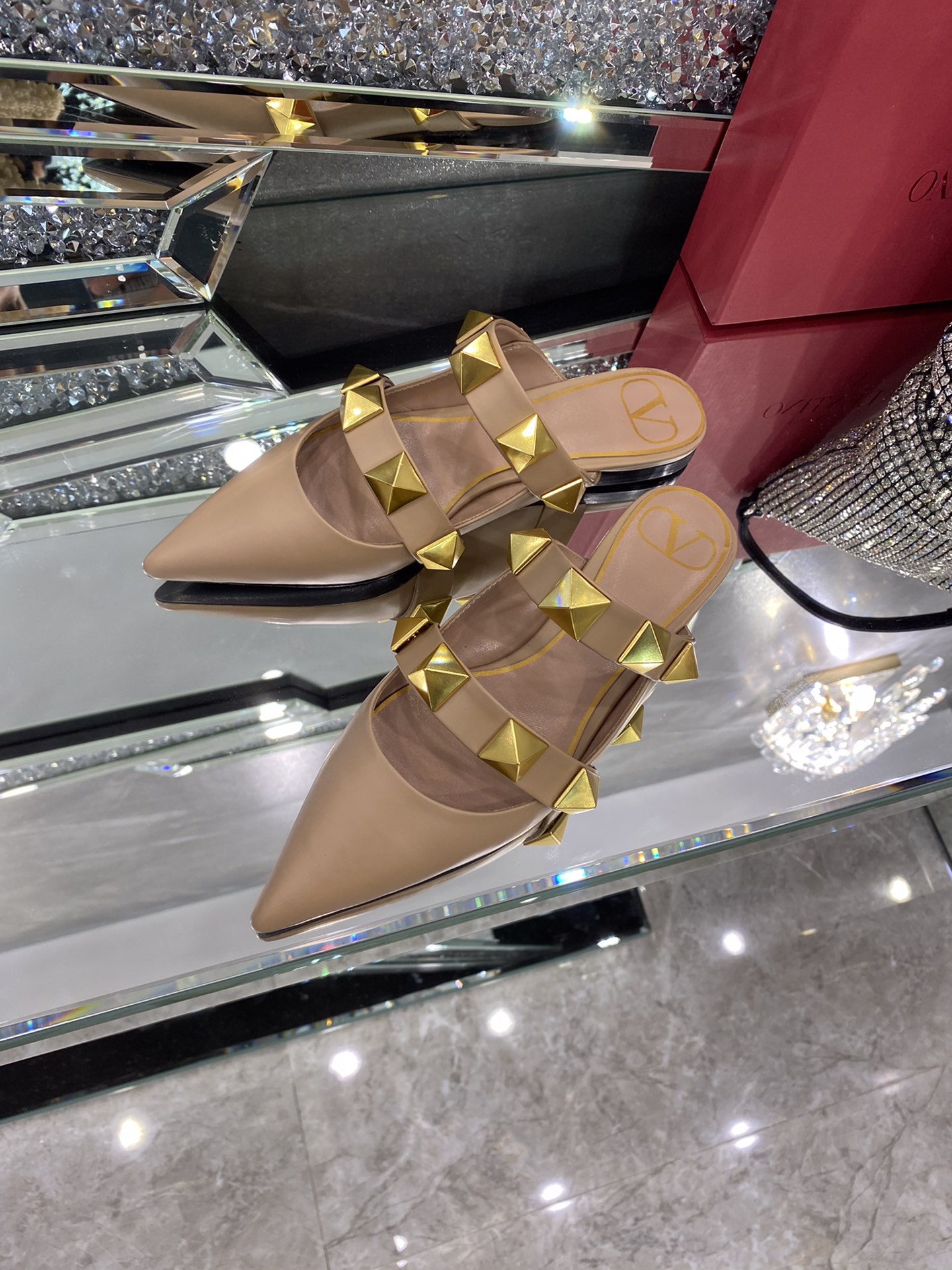 【Valentino】𝟐𝟎𝟐𝟏/𝐒𝐒 𝐧𝐞𝐰 The latest series of counter perfect details original matte open edge bead leather