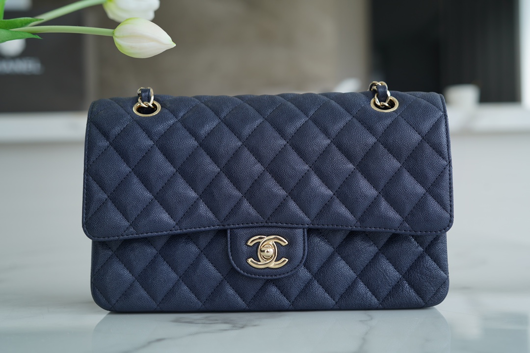 𝐂𝐇𝐀𝐍𝐄𝐋 Classic Flap washed cowhide is made from the most delicate newborn calves Washed fetal cow Medium Dark Blue🪁