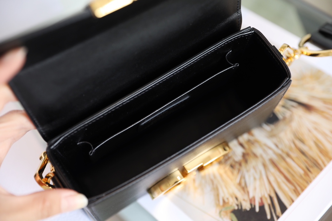 Montaigne 𝙢𝙞𝙣𝙞 box bag