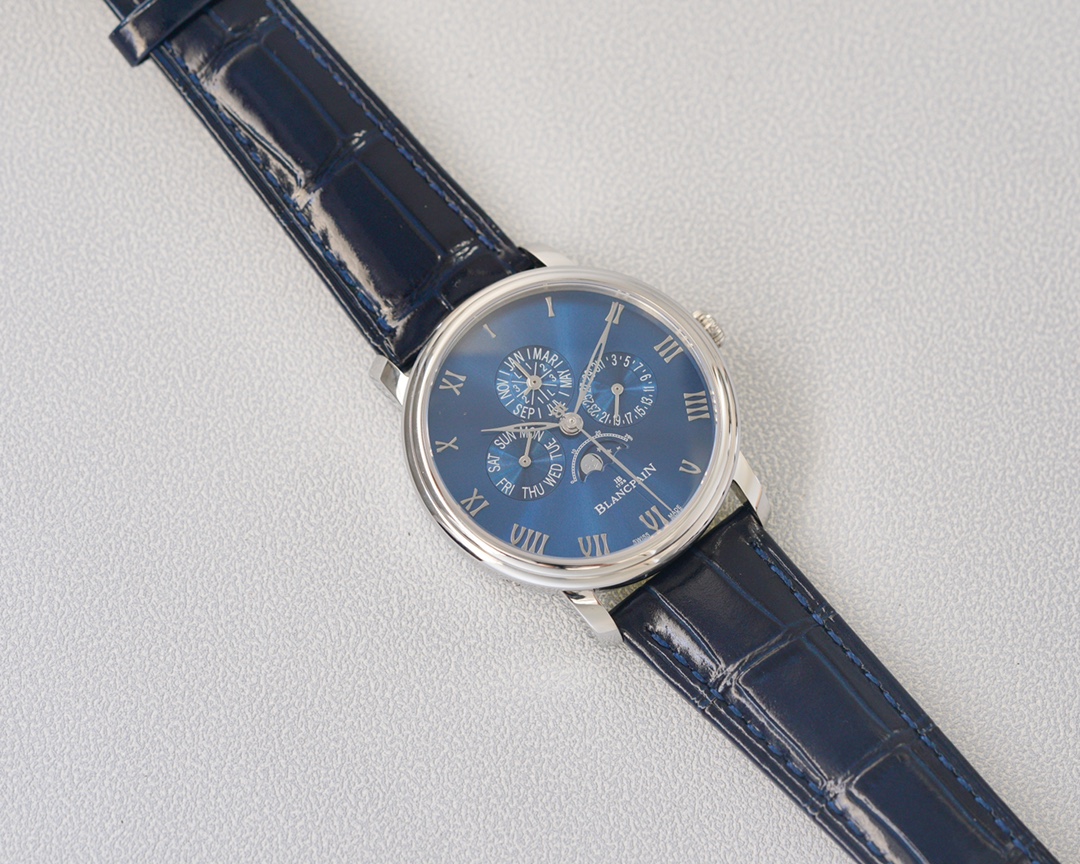 Blancpain - This functional watch comes from the classic Blancpain collection